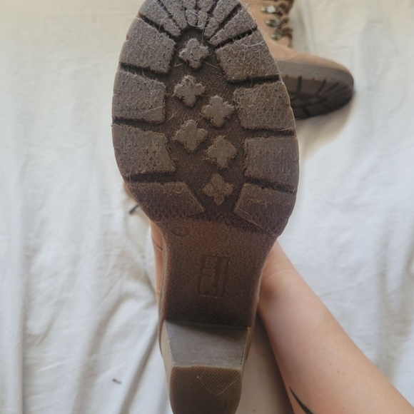 Boots - Picture 6 of 7